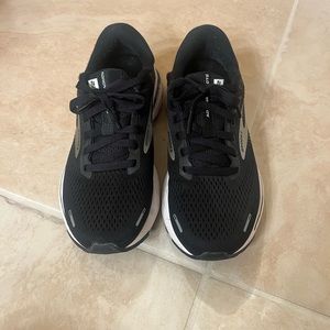 Women’s Brooks Like New Adrenaline Size 6M. Bundle for discount.